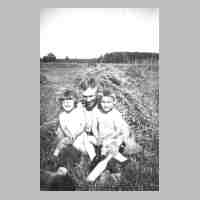 070-0037 Vater Ernst Hinz aus Kawernicken mit seinen Kindern Waltraud und Reinhold auf dem Feld vor ihrem kleinen Waeldchen..jpg